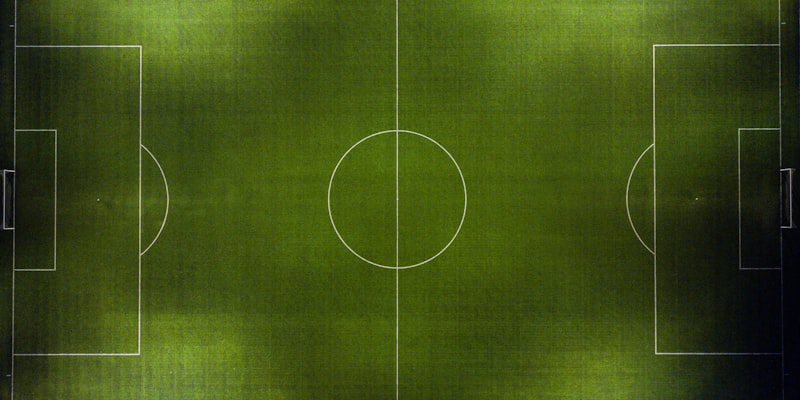 足球战术板示意图，上面画有球队阵型和跑动路线