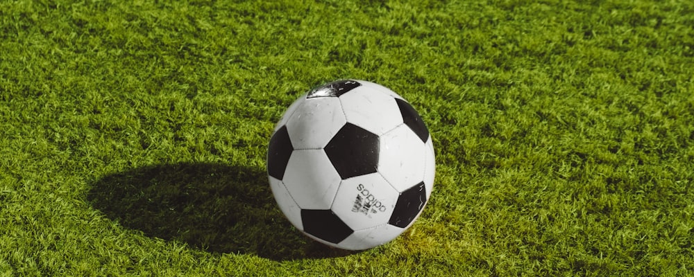 数据分析师正在使用电脑分析足球比赛数据和统计图表