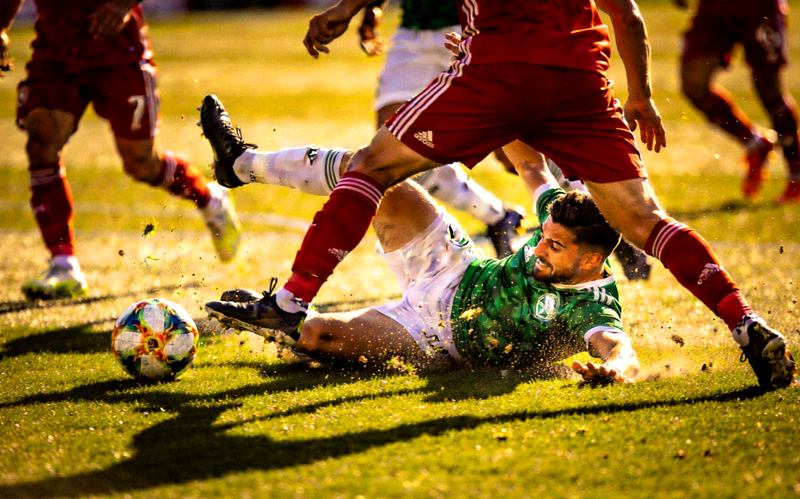 世界杯足球比赛精彩瞬间，球员在绿茵场上激烈拼抢